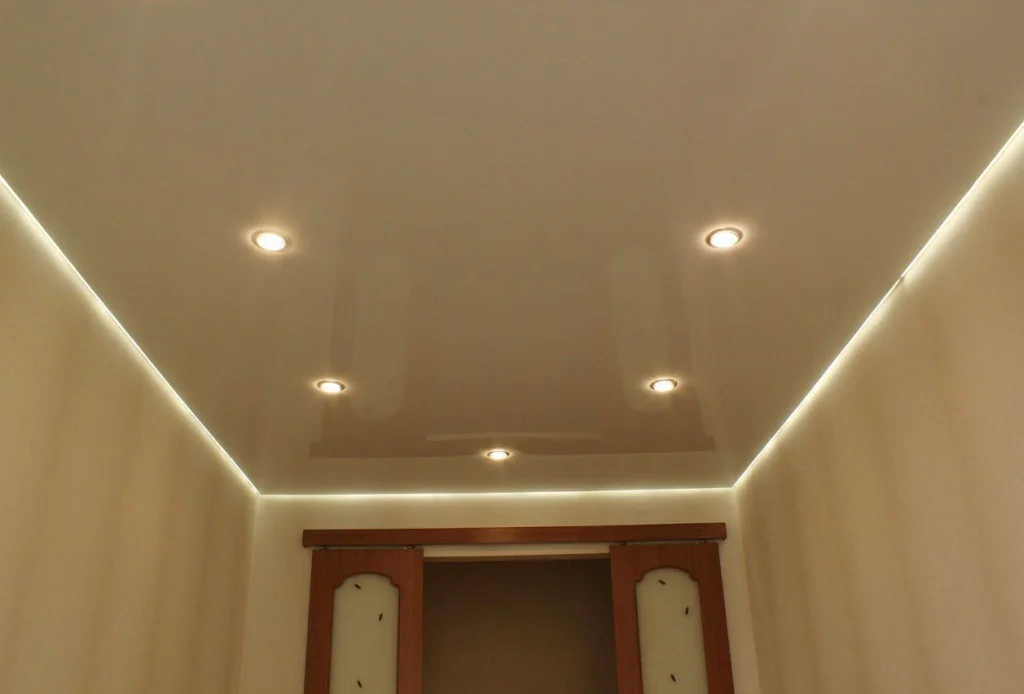 Декоративная или акцентная подсветка потолка с использованием светодиодной ленты
